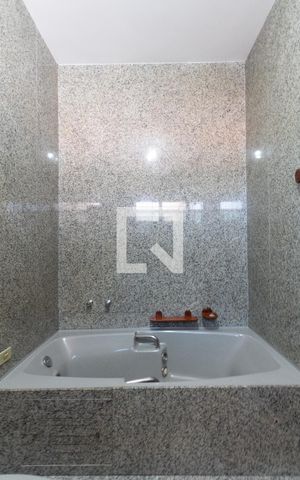 Casa à venda com 600m², 4 quartos e 5 vagas Casa à venda com 600m², 4 quartos e 5 vagasSuíte 3 - banheiro