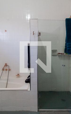 Casa à venda com 600m², 4 quartos e 5 vagas Casa à venda com 600m², 4 quartos e 5 vagasSuíte 4 - banheiro