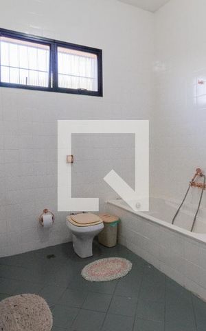 Casa à venda com 600m², 4 quartos e 5 vagas Casa à venda com 600m², 4 quartos e 5 vagasSuíte 4 - banheiro