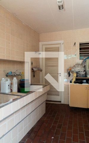Casa à venda com 600m², 4 quartos e 5 vagas Casa à venda com 600m², 4 quartos e 5 vagasÁrea de serviço