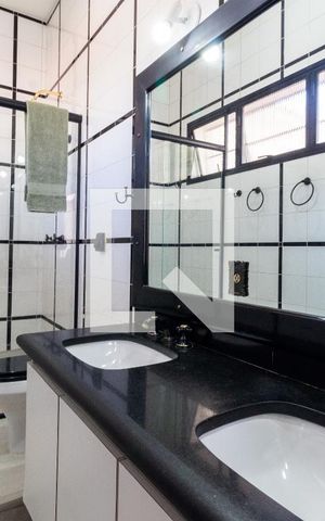 Casa à venda com 600m², 4 quartos e 5 vagas Casa à venda com 600m², 4 quartos e 5 vagasSuíte 1 - banheiro