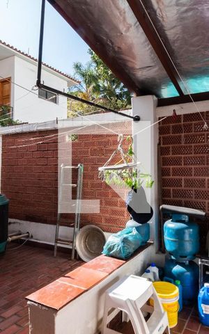 Casa à venda com 600m², 4 quartos e 5 vagas Casa à venda com 600m², 4 quartos e 5 vagasÁrea de serviço