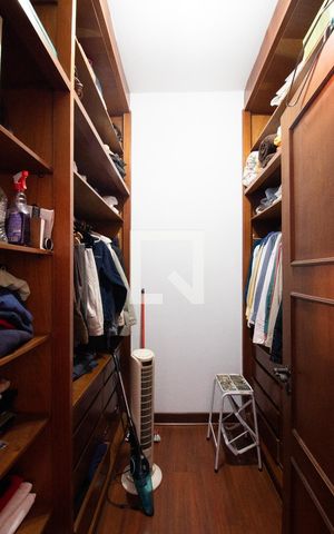 Casa à venda com 600m², 4 quartos e 5 vagas Casa à venda com 600m², 4 quartos e 5 vagasSuíte 1 - closet