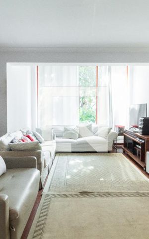 Casa à venda com 600m², 4 quartos e 5 vagas Casa à venda com 600m², 4 quartos e 5 vagasSala