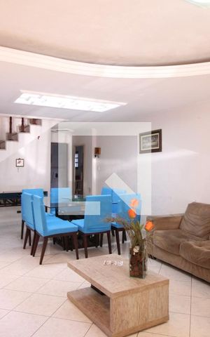 Casa à venda com 240m², 3 quartos e 2 vagasSala