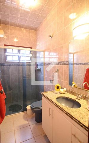Casa à venda com 240m², 3 quartos e 2 vagasBanheiro social