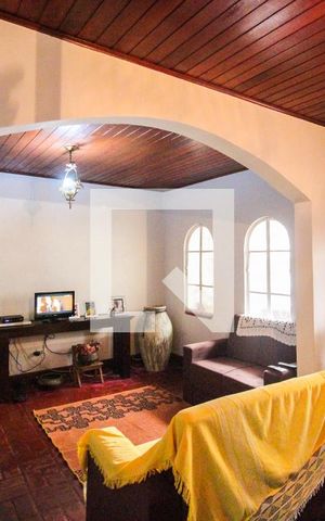 Casa à venda com 300m², 6 quartos e 2 vagas Casa à venda com 300m², 6 quartos e 2 vagasSala 1