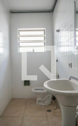 Casa à venda com 270m², 6 quartos e 2 vagas Casa à venda com 270m², 6 quartos e 2 vagasBanheiro Suíte