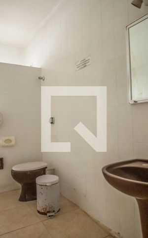 Casa à venda com 270m², 6 quartos e 2 vagas Casa à venda com 270m², 6 quartos e 2 vagasBanheiro 2