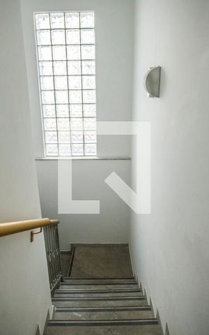 Casa à venda com 270m², 6 quartos e 2 vagas Casa à venda com 270m², 6 quartos e 2 vagasEscadas