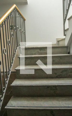 Casa à venda com 270m², 6 quartos e 2 vagas Casa à venda com 270m², 6 quartos e 2 vagasEscadas