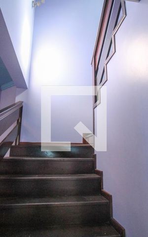 Casa à venda com 280m², 5 quartos e 1 vaga Casa à venda com 280m², 5 quartos e 1 vagaEscada