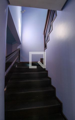 Casa à venda com 280m², 5 quartos e 1 vaga Casa à venda com 280m², 5 quartos e 1 vagaEscada