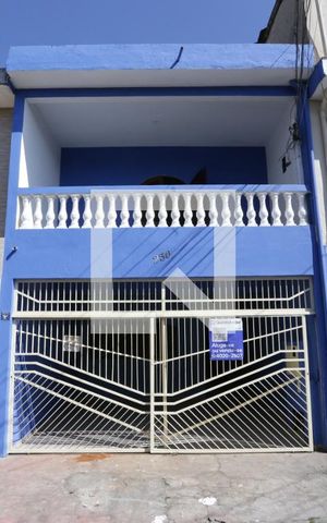Casa para alugar com 163m², 2 quartos e 2 vagasFachada