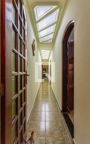 Casa à venda com 325m², 3 quartos e 2 vagas Casa à venda com 325m², 3 quartos e 2 vagasCorredor Dormitórios