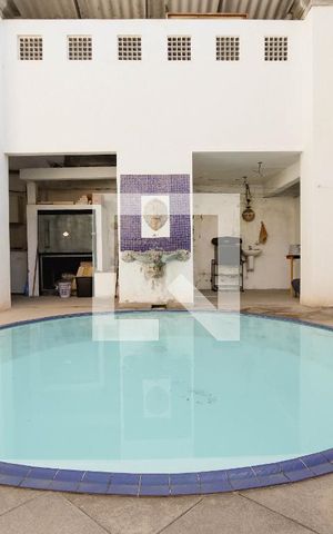 Casa à venda com 335m², 7 quartos e 2 vagas Casa à venda com 335m², 7 quartos e 2 vagasPiscina