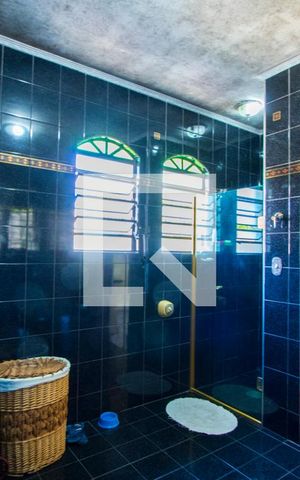 Casa à venda com 5m², 3 quartos e 5 vagas Casa à venda com 5m², 3 quartos e 5 vagasBanheiro do quarto 1