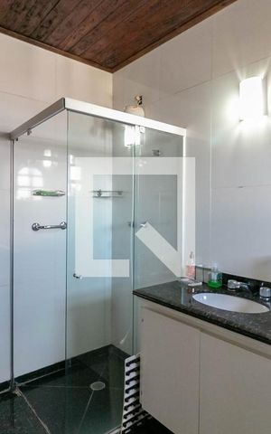 Casa à venda com 513m², 4 quartos e 6 vagas Casa à venda com 513m², 4 quartos e 6 vagasBanheiro da Suíte 2