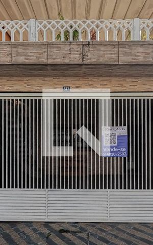 Casa à venda com 300m², 4 quartos e 2 vagas Casa à venda com 300m², 4 quartos e 2 vagasFachada da casa