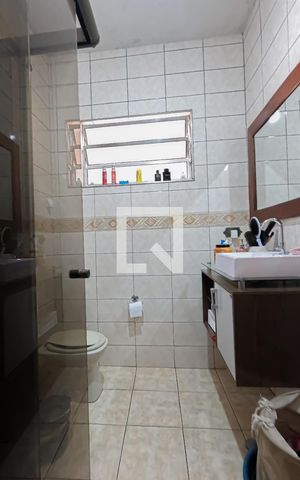 Casa à venda com 300m², 4 quartos e 2 vagas Casa à venda com 300m², 4 quartos e 2 vagasBanheiro