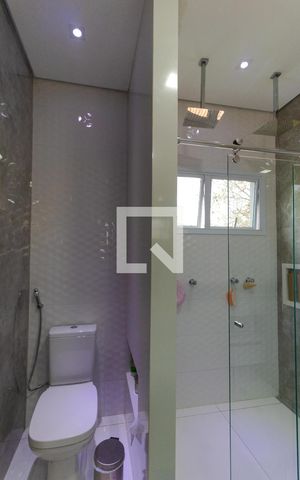 Casa à venda com 320m², 4 quartos e 2 vagas Casa à venda com 320m², 4 quartos e 2 vagasBanheiro da Suíte