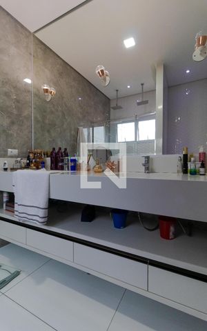Casa à venda com 320m², 4 quartos e 2 vagas Casa à venda com 320m², 4 quartos e 2 vagasBanheiro da Suíte