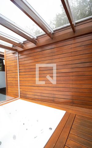 Casa à venda com 320m², 4 quartos e 2 vagas Casa à venda com 320m², 4 quartos e 2 vagasHidromassagem