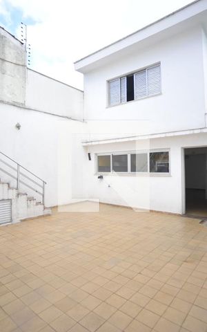 Casa à venda com 240m², 3 quartos e 3 vagasQuintal e Fachada posterior