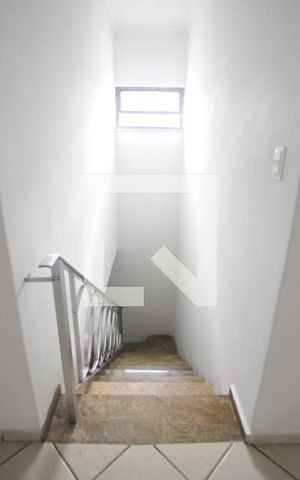 Casa à venda com 240m², 3 quartos e 3 vagasEscada