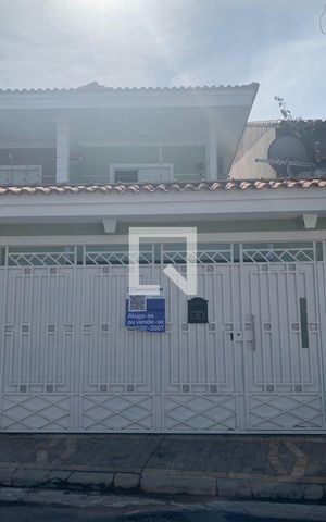 Casa à venda com 200m², 3 quartos e 4 vagas Casa à venda com 200m², 3 quartos e 4 vagasFachada