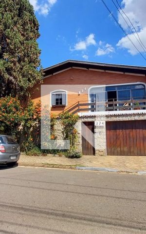 Casa à venda com 258m², 3 quartos e 4 vagas Casa à venda com 258m², 3 quartos e 4 vagasFachada