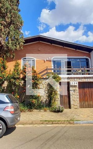 Casa à venda com 258m², 3 quartos e 4 vagas Casa à venda com 258m², 3 quartos e 4 vagasFachada