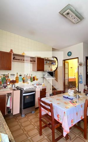 Casa à venda com 1250m², 4 quartos e 2 vagas Casa à venda com 1250m², 4 quartos e 2 vagasCozinha