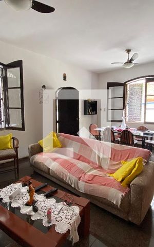 Casa à venda com 1250m², 4 quartos e 2 vagas Casa à venda com 1250m², 4 quartos e 2 vagasSala