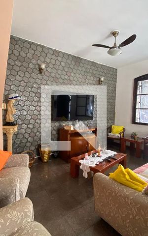 Casa à venda com 1250m², 4 quartos e 2 vagas Casa à venda com 1250m², 4 quartos e 2 vagasSala