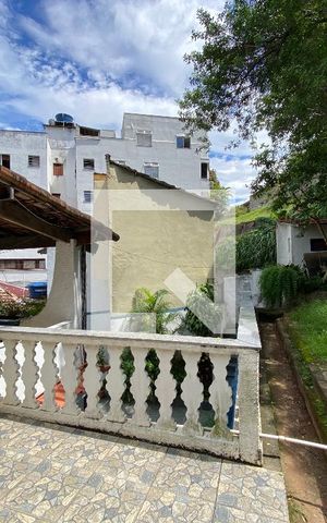 Casa à venda com 1250m², 4 quartos e 2 vagas Casa à venda com 1250m², 4 quartos e 2 vagasTerraço