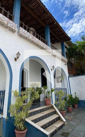 Casa à venda com 1250m², 4 quartos e 2 vagas Casa à venda com 1250m², 4 quartos e 2 vagasFrente
