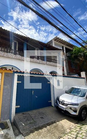 Casa à venda com 1250m², 4 quartos e 2 vagas Casa à venda com 1250m², 4 quartos e 2 vagasFachada