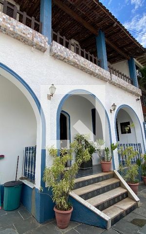 Casa à venda com 1250m², 4 quartos e 2 vagas Casa à venda com 1250m², 4 quartos e 2 vagasFrente