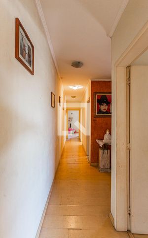 Casa à venda com 352m², 4 quartos e 12 vagas Casa à venda com 352m², 4 quartos e 12 vagasCorredor Dormitórios