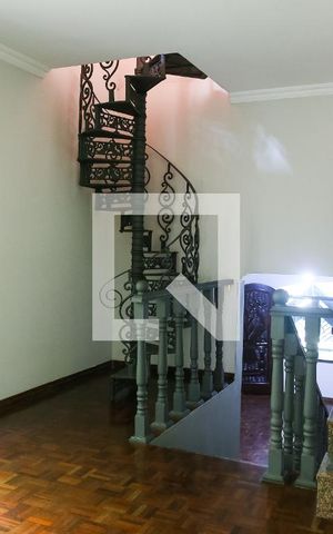 Casa à venda com 240m², 2 quartos e 2 vagas Casa à venda com 240m², 2 quartos e 2 vagasSala de TV