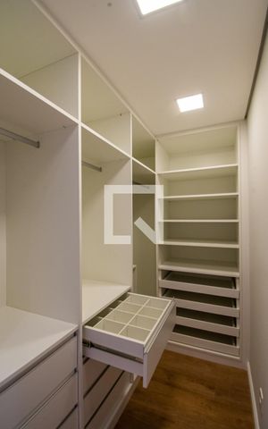 Apartamento à venda com 66m², 2 quartos e 1 vaga Apartamento à venda com 66m², 2 quartos e 1 vagaCloset da suíte