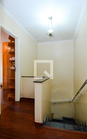 Casa à venda com 350m², 3 quartos e 3 vagasEscada Sala/Quartos