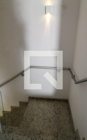 Casa de condomínio à venda com 110m², 3 quartos e 3 vagas Casa de condomínio à venda com 110m², 3 quartos e 3 vagasEscada