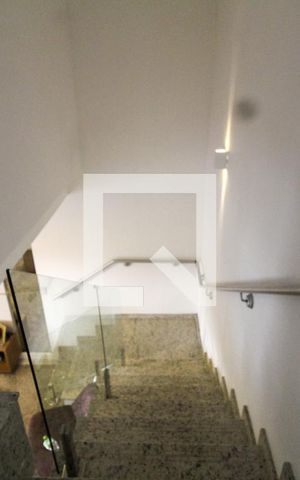 Casa de condomínio à venda com 110m², 3 quartos e 3 vagas Casa de condomínio à venda com 110m², 3 quartos e 3 vagasEscada