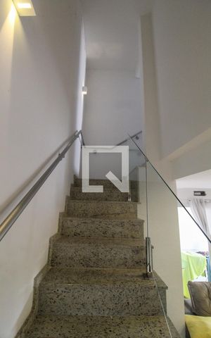 Casa de condomínio à venda com 110m², 3 quartos e 3 vagas Casa de condomínio à venda com 110m², 3 quartos e 3 vagasEscada
