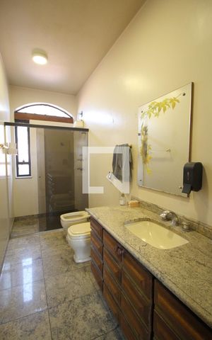 Casa para alugar com 341m², 4 quartos e 4 vagasBanheiro Social