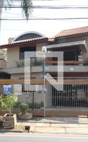 Casa para alugar com 341m², 4 quartos e 4 vagasFachada