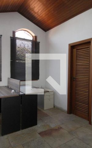 Casa para alugar com 341m², 4 quartos e 4 vagasEscritório 1