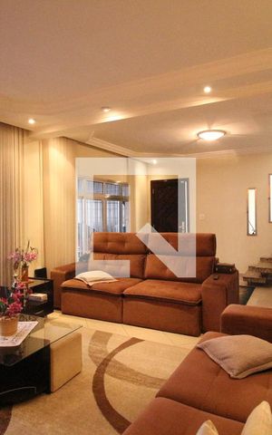 Casa à venda com 210m², 4 quartos e 4 vagasSala